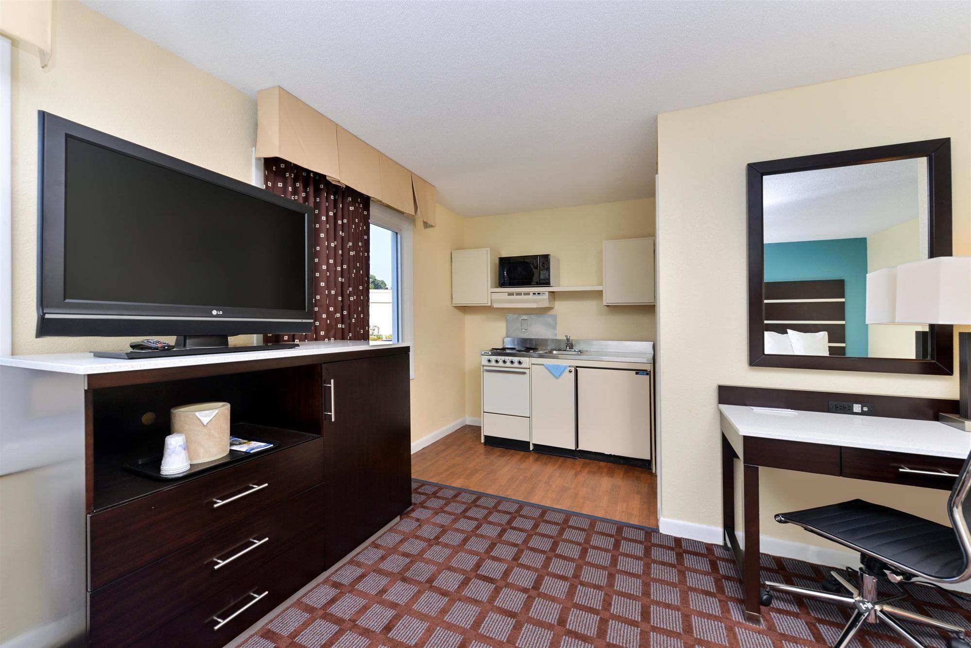 Americas Best Value Inn New London Mystic Bagian luar foto