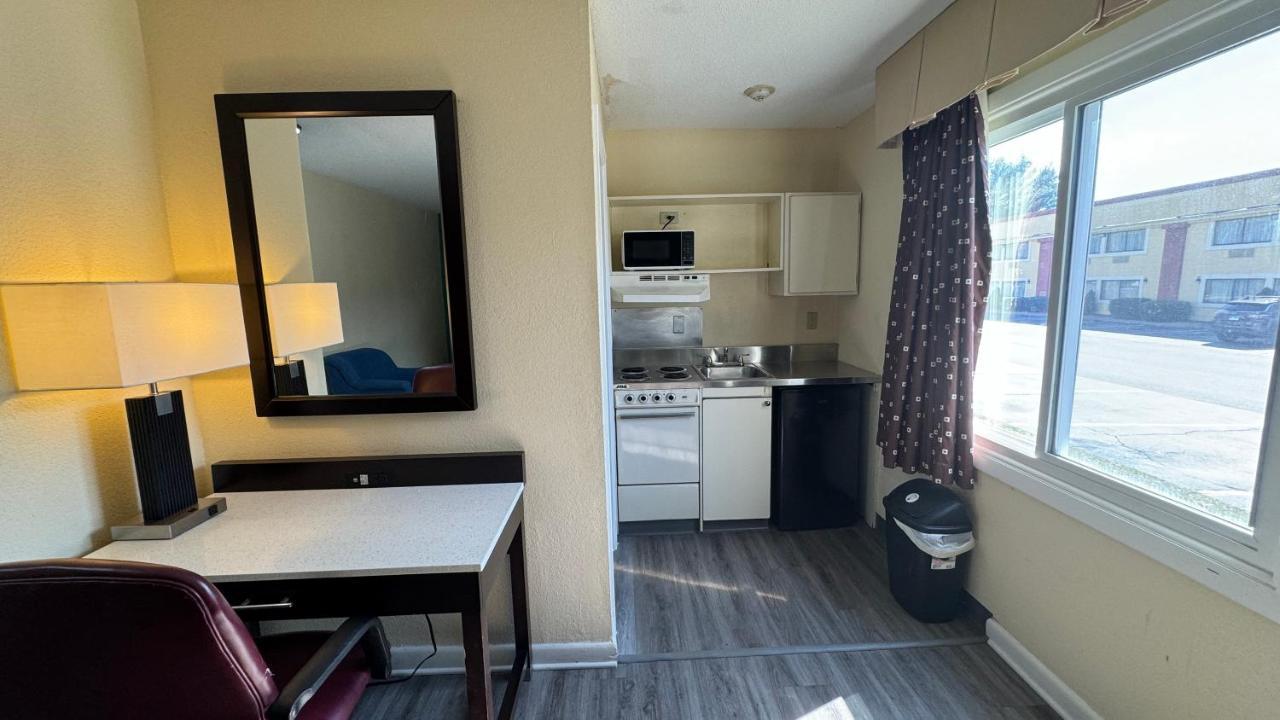 Americas Best Value Inn New London Mystic Bagian luar foto