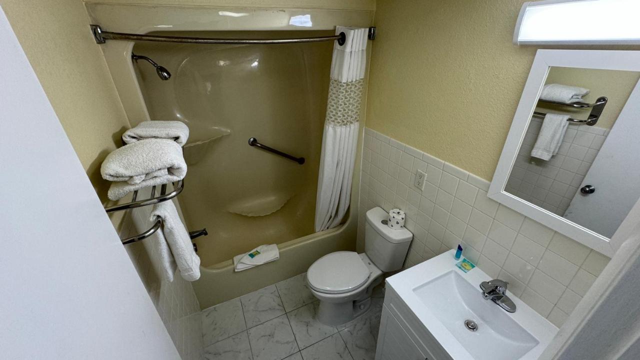 Americas Best Value Inn New London Mystic Bagian luar foto