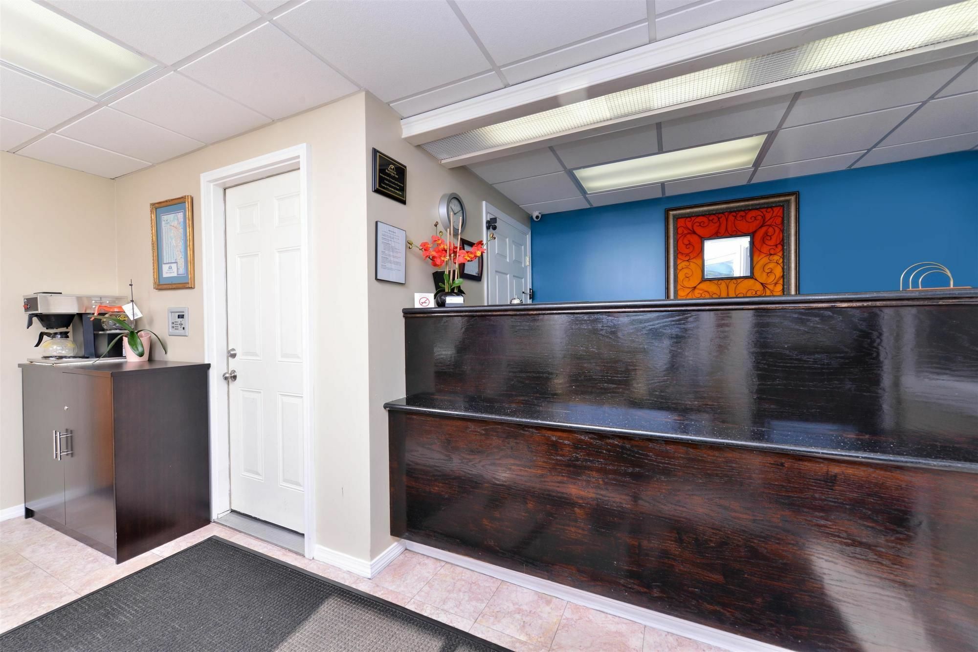 Americas Best Value Inn New London Mystic Bagian luar foto
